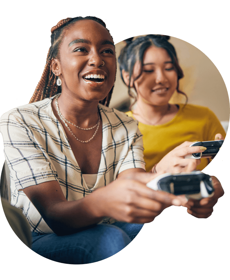 מגוון קונסולות משחקים ומכשירים.