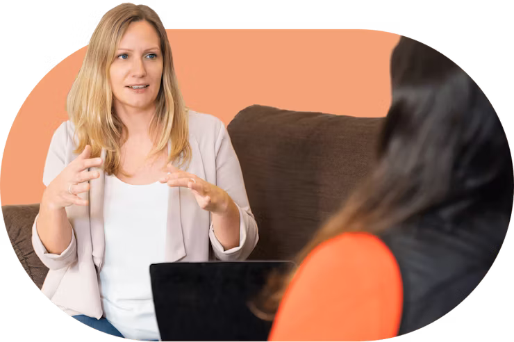 En ansatt hos ExpressVPN som snakker med en kollega